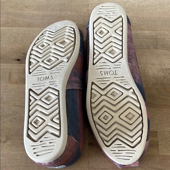 Toms Multicolor Slip-On Shoes - Picture 2 of 6